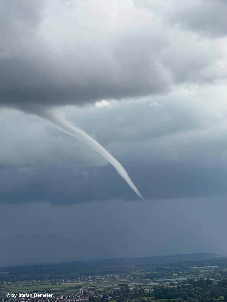 Mindestens 30 Tornados sind bisher in diesem Jahr in Deutschland bestätigt und es kommen noch einige hinzu. Bisher ein durchschnittliches Tornadojahr, das aber noch lang ist.

Foto: Stefan Demeter, Tornado bei Erbach am 29.07.2025
tornadoliste.de/read:9977

#Tornado #Deutschland