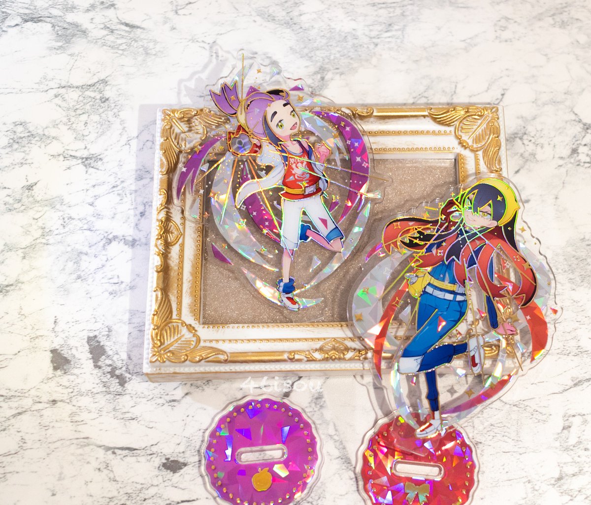 チャレで頒布するアクスタが届きました🍎🍵テライメージのホログラム印刷の上にレインボーの立体箔押しがされていて、とてもキラキラで綺麗です✨✨目やオーブにもホログラムが入っていて、どの角度から見てもすごく綺麗に作っていただきました…！