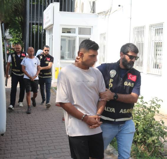 BSPhaber's tweet photo. Antalya’da trans birey Nida Nazlıer’i öldüren Suriyeli’nin ifadesi:

“İlişki konusunda anlaştık ama onun trans birey olduğunu bilmiyordum.

Aramızda tartışma çıktı. Onu ittiğim sırada aynaya çarptı ve ayna kırıldı. Ben de cam parçalarını alıp ona vurdum.” https://t.co/lt8XGhjlsf