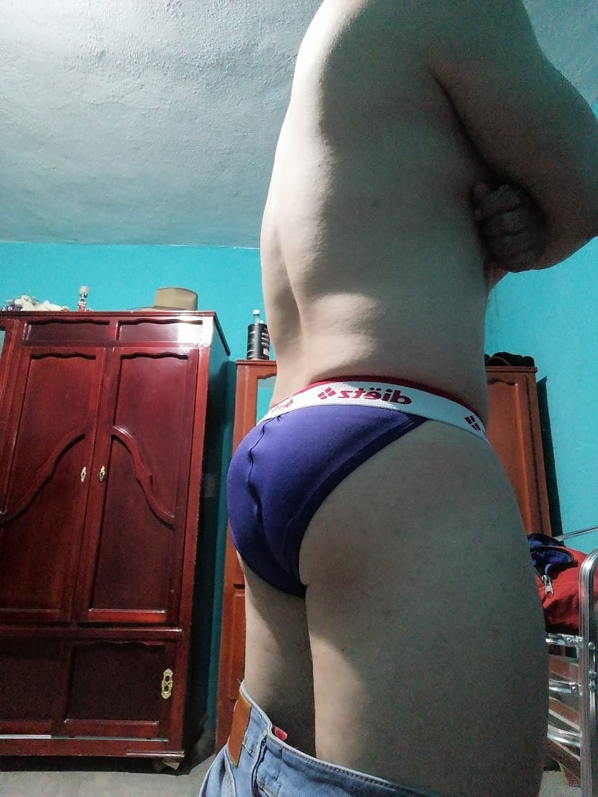 El amigo mostrándonos su... 
ángulo posterior 😏😏