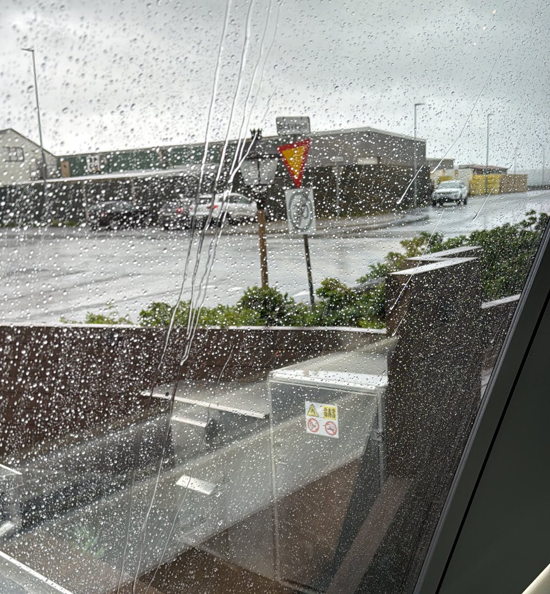 Eins og að horfa á íslenskan fótbolta í tv í stofunni heima! Menn á yfirvinnutaxta að þurrka linsur… 😅