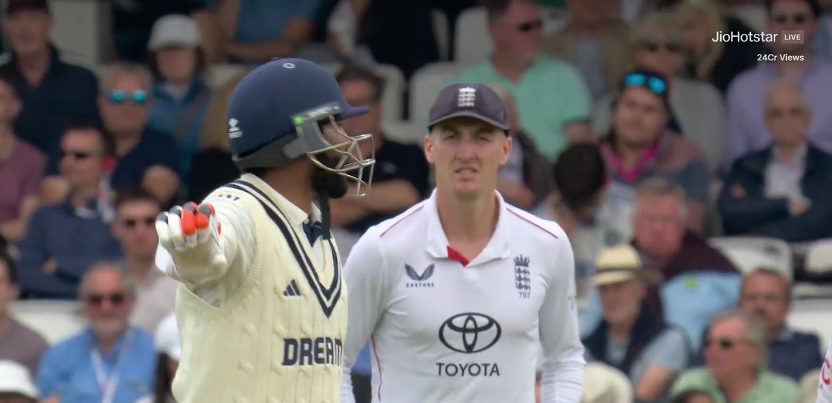 Brook was quietly moving from slip to leg-slip. Jadeja caught him. 🤣🤣🤣