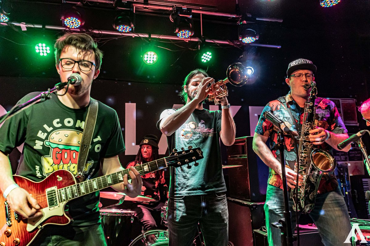 Debut alert! 🚨👀

Kodak Connection is taking the stage at 8:30 TONIGHT!  
🔥 🎶 Eclectic Pop at its finest: pop, funk, RnB, jazz &amp; more... Don’t miss it!

#popfunk #fusionband #kodakconnection #kingslivemusic #feelgood

facebook.com/kodakconnection