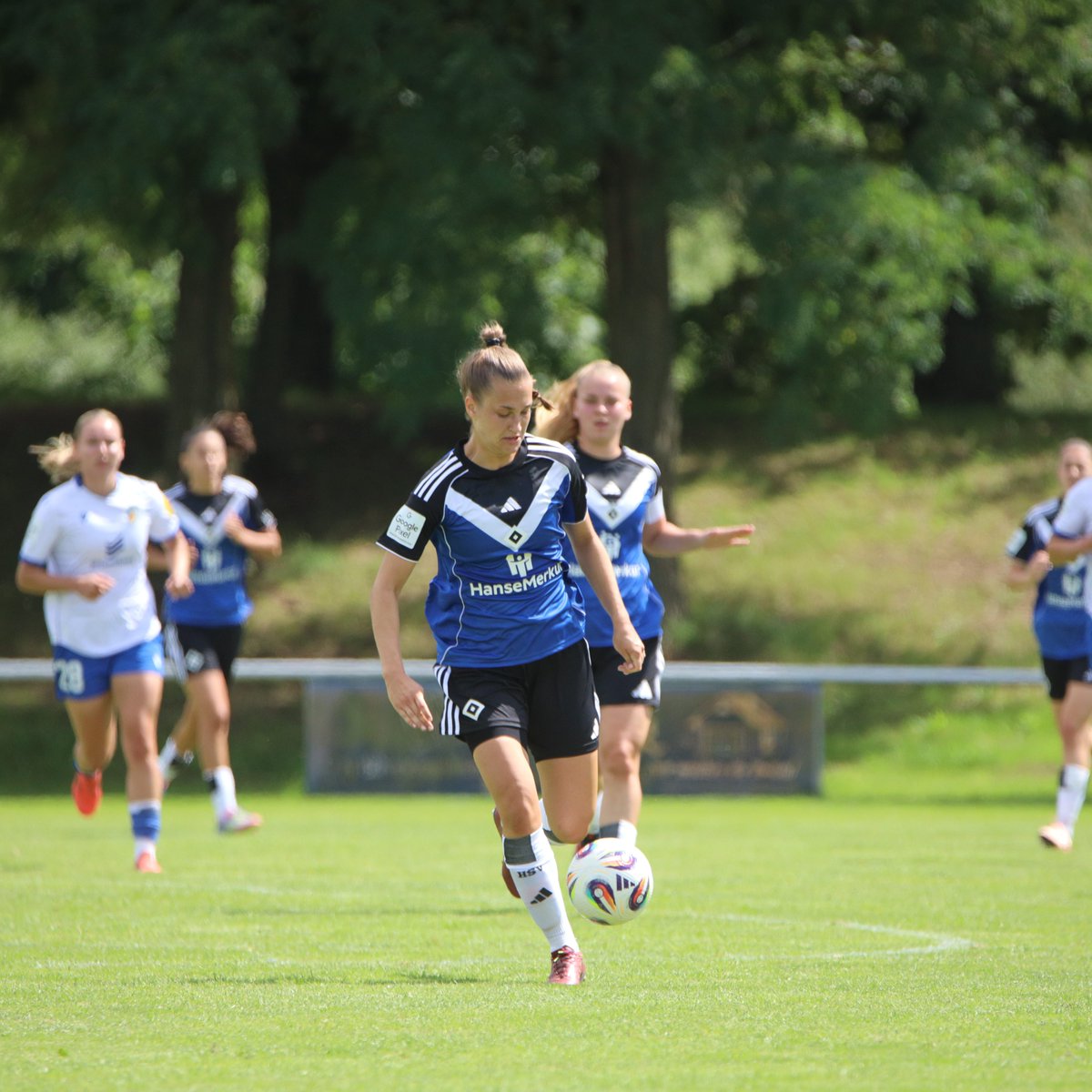 Intensiver Test gegen FCC Jena. 

Hier geht es zum Spielbericht➡️bit.ly/HSVFrauen1021

#nurderHSV

📸Hannes Anger