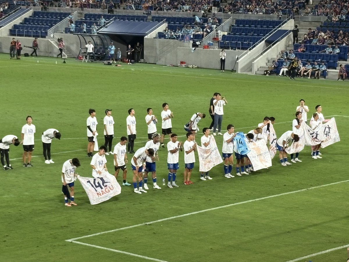 ハーフタイム、仕事中の知り合いをビジョンにて発見。自分の座ってた席とは離れた所でバズーカしてたみたい。残念🤣
試合前、試合後の名倉コールで涙腺ウルウルに😭✨
あとジャパネットのCM起用タレントが変わってましたね。。。

#vvaren
#ONEFORNAGU
#14NAGU
#ガイドル
#へこちゃく