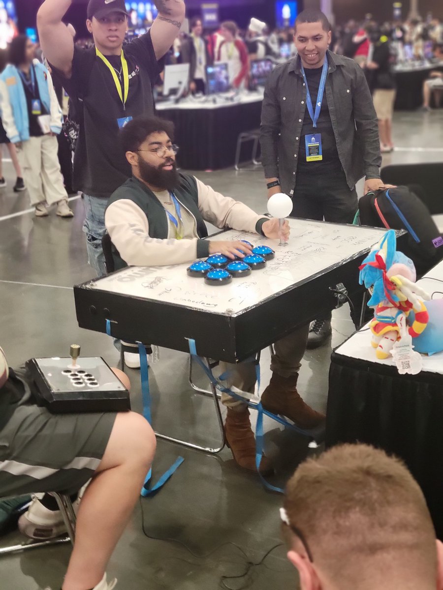 SuperSisi's tweet image. All the guys at EVO want is a bigger stick 🤷🏻‍♀️