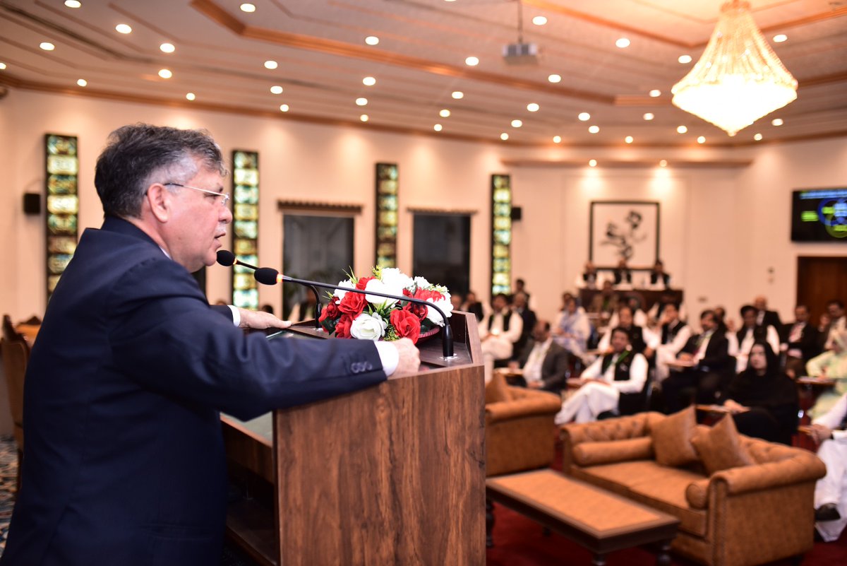 Prof Dr Muhammad Iqbal Afridi, MBBS, MCPS, FCPS, FACP, DFAPA (USA), DEBM (Denmark), FRCP (London), FRCP (Ireland), FRCP(Edinburgh)
an eminent, distinguished Psychiatrist of international repute, delivering lecture on Stress Management to the participant officers at NIPA #Karachi