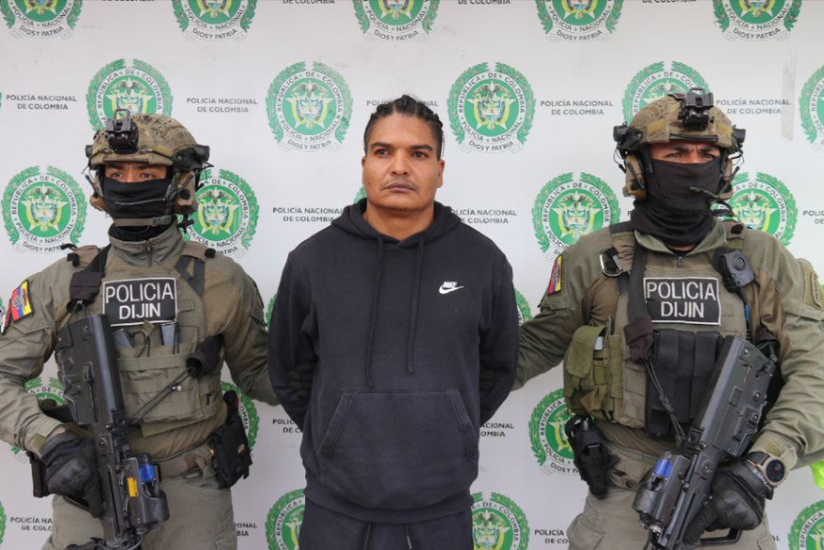 🇨🇴 🇻🇪 | Colombia has authorized the extradition of the alleged co-founder of Tren de Aragua, alias “Larry Changa,” to Chile. He was captured in 2024 and is accused of terrorism, arms trafficking, extortion, and kidnapping. Read our coverage to learn more: bit.ly/3XN9raL