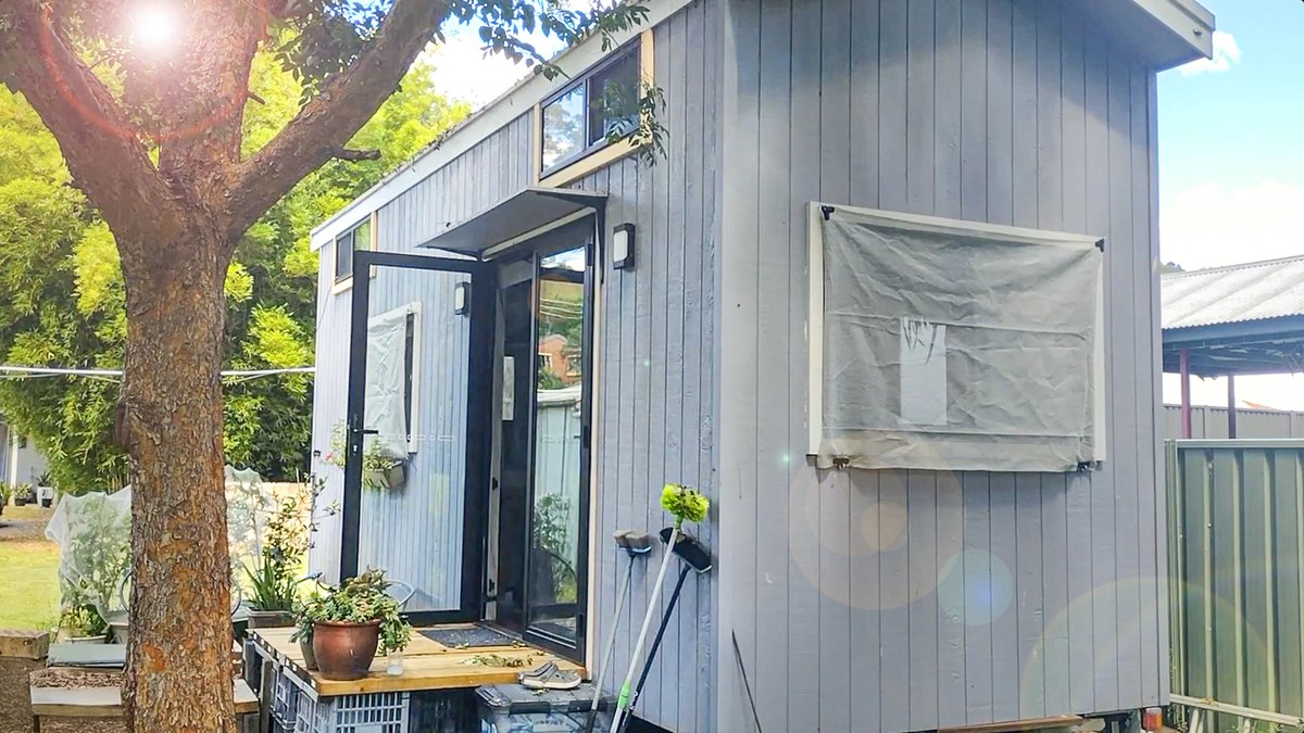 Anne-Marijke's move to a tiny house has made retirement more affordable and stress-free. She and her daughter built the interior themselves, saving thousands! tinyhousetalk.com/her-affordable… credits: <a href="/ExploringAlt/">ExploringAlternative</a>