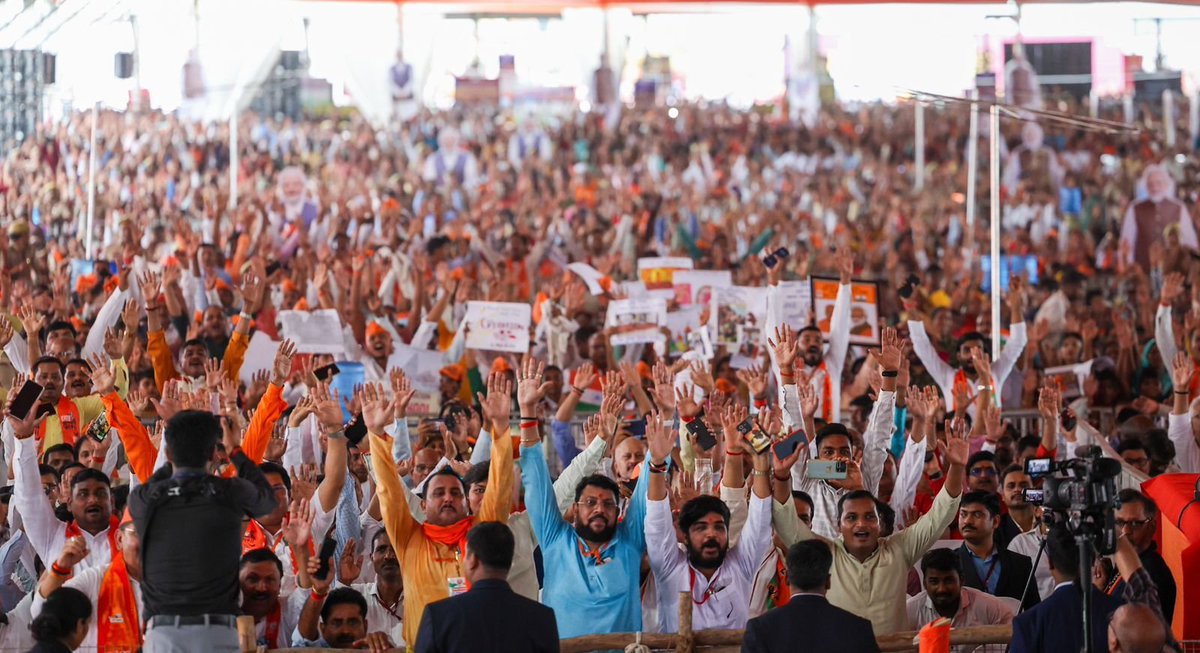 बाबा विश्वनाथ की नगरी काशी के अपने परिवारजनों का आशीर्वाद और स्नेह सदैव एक नई ऊर्जा से भर देता है।