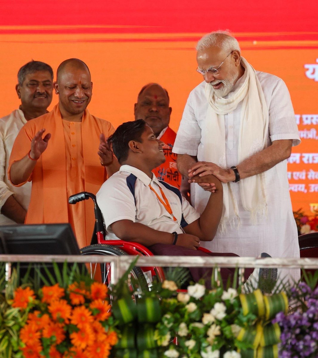 narendramodi's tweet image. काशी में अपने दिव्यांग साथियों को जरूरत की चीजें प्रदान कर बहुत संतोष की अनुभूति हो रही है।
