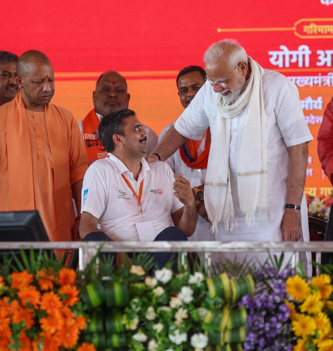 narendramodi's tweet image. काशी में अपने दिव्यांग साथियों को जरूरत की चीजें प्रदान कर बहुत संतोष की अनुभूति हो रही है।