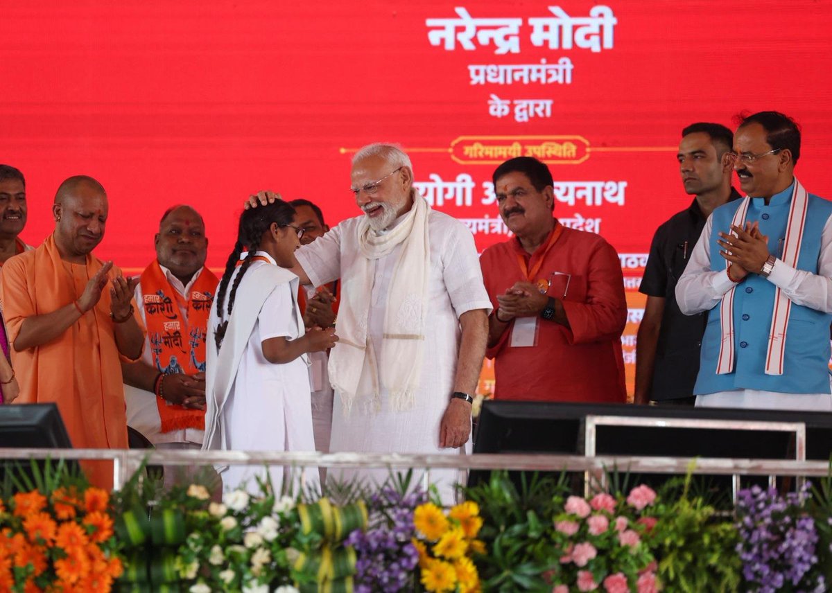 काशी में अपने दिव्यांग साथियों को जरूरत की चीजें प्रदान कर बहुत संतोष की अनुभूति हो रही है।
