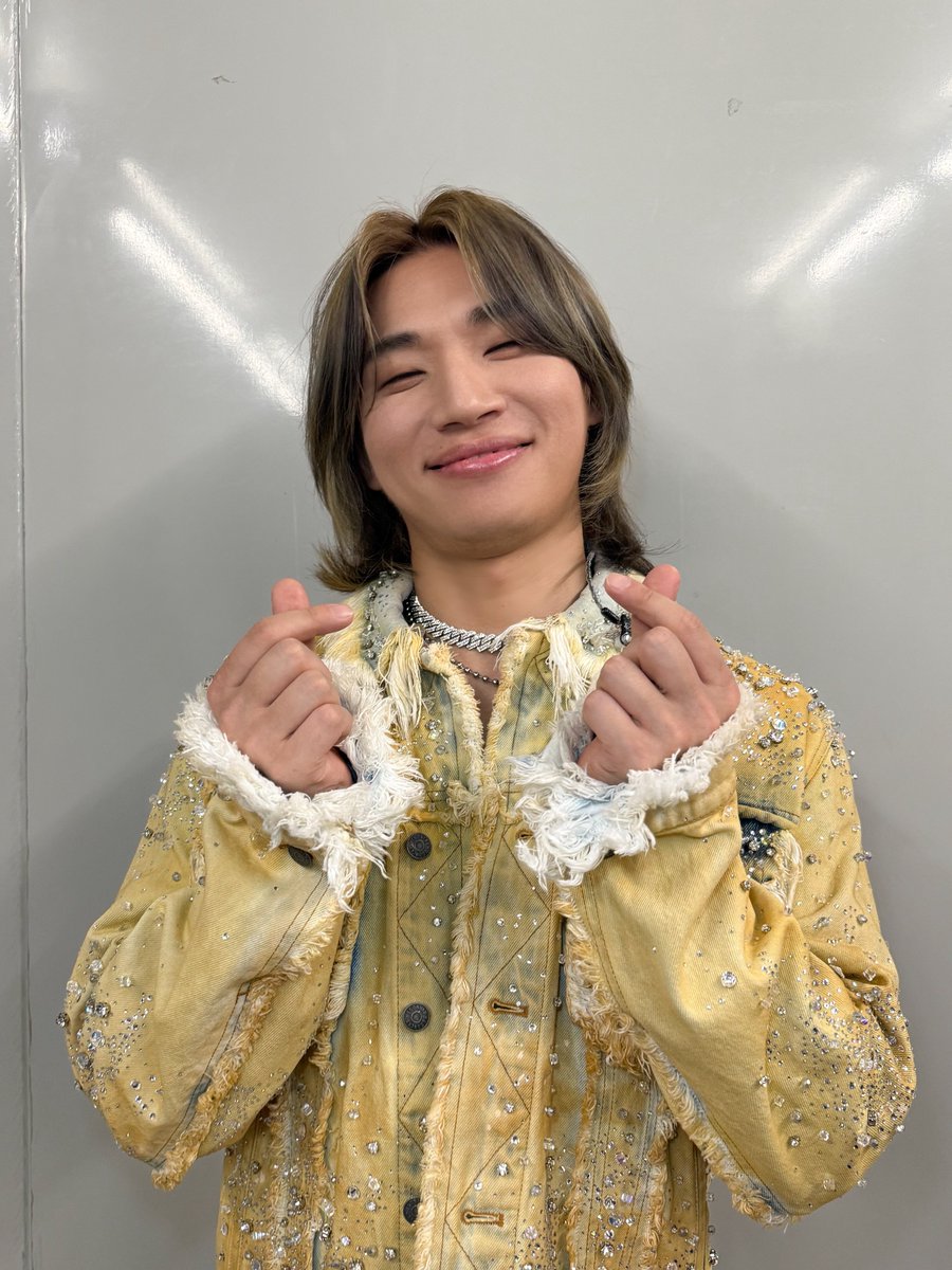 d_lable's tweet photo. [#대성 📸] 250802 𝗗𝗔𝗘𝗦𝗨𝗡𝗚 𝟮𝟬𝟮𝟱 𝗔𝗦𝗜𝗔 𝗧𝗢𝗨𝗥: 𝗗'𝘀 𝗪𝗔𝗩𝗘 𝗜𝗡 𝗦𝗜𝗡𝗚𝗔𝗣𝗢𝗥𝗘

이 무대에 설 수 있게 해준 건 바로 여러분인 거 아시죠?🫶🏻
여러분이 제 Universe를 밝혀주는
단 하나의 빛이에요✨

#대성 #DAESUNG #DLITE
#DsWAVE #Asia_tour #SINGAPORE https://t.co/Gy6knK1rYY