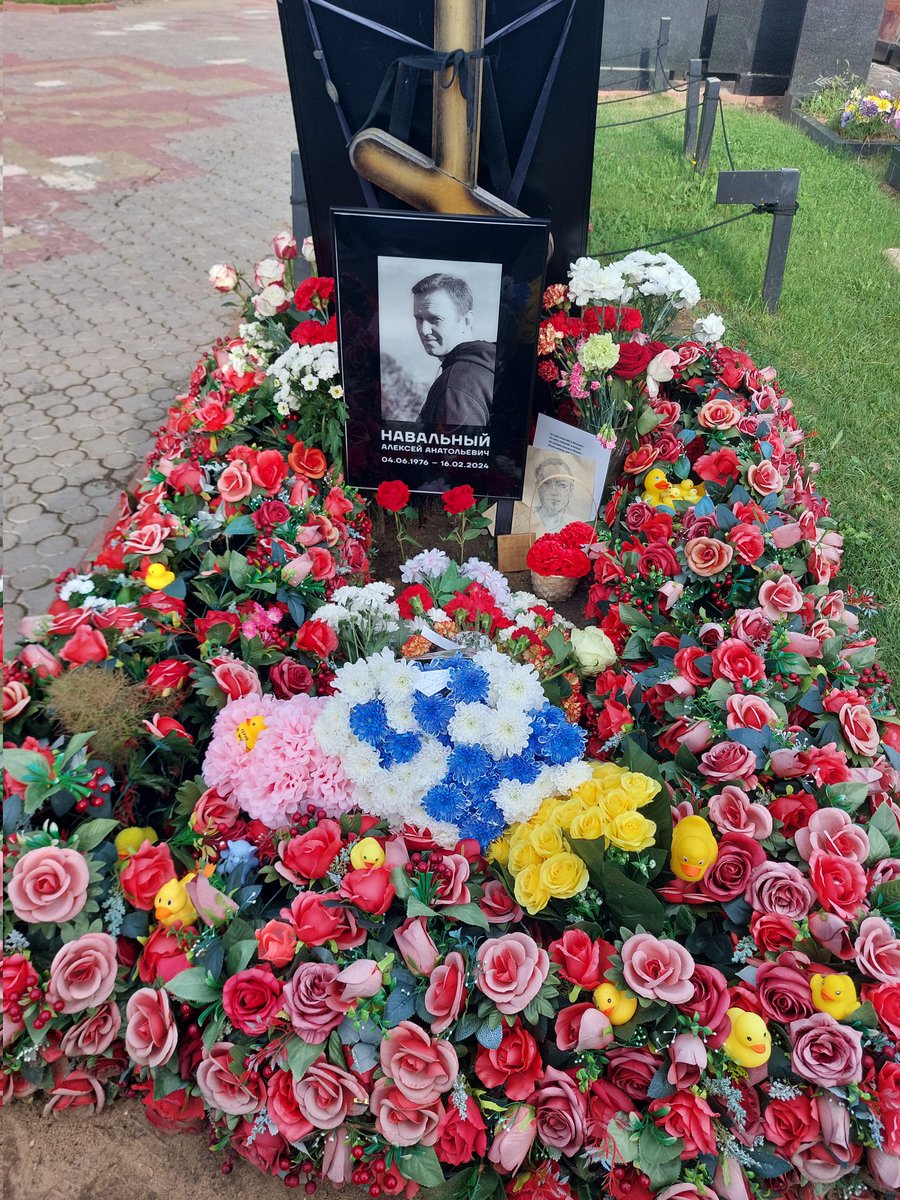 сегодня были у бориса и алексея. принесли цветы. у бориса прибрали и зажгли лампаду. 💔😢