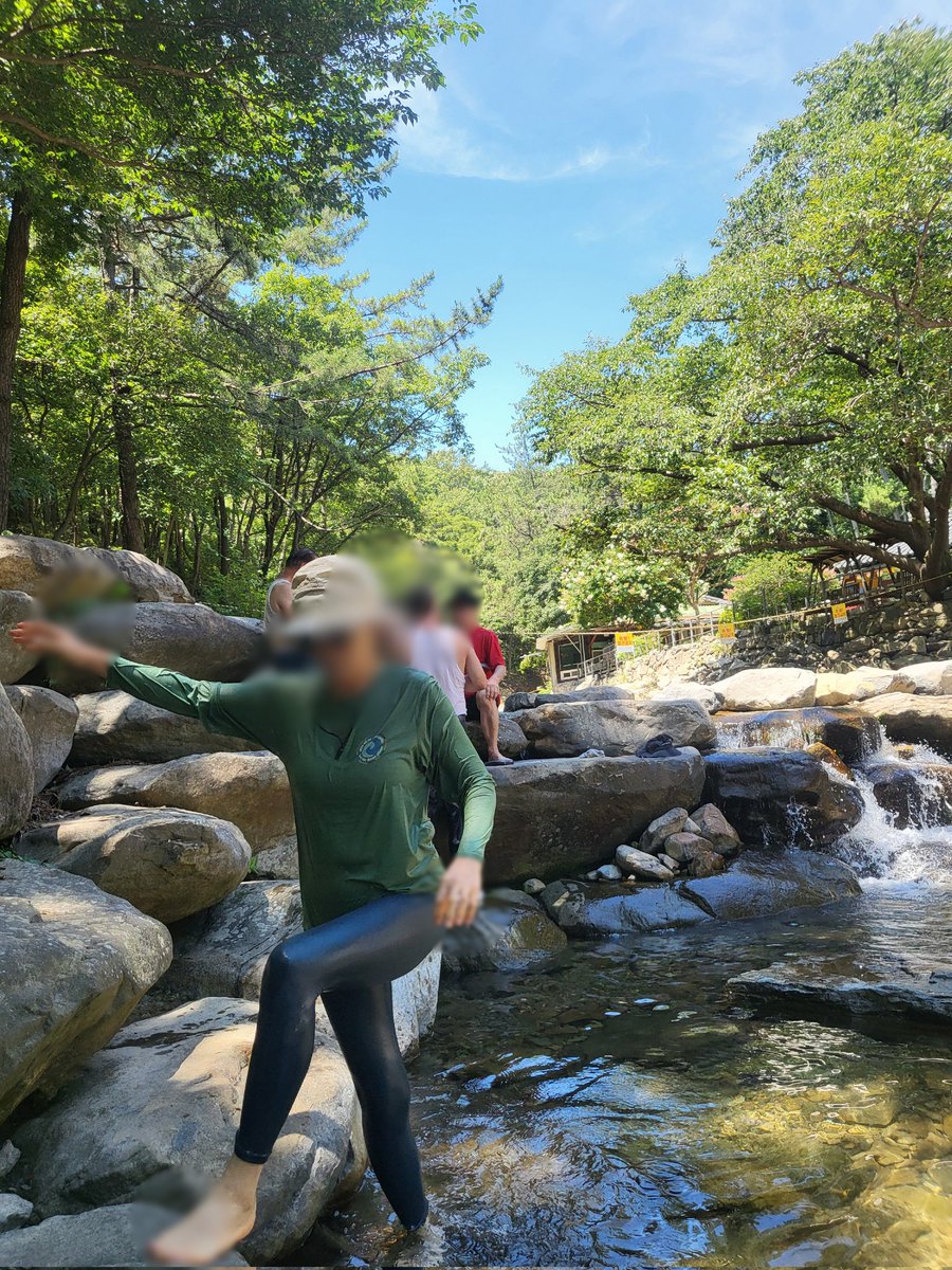 올 만에
할멈 사진

운동하고
그냥 입수

계곡 트래킹 올만에 했는데
우리가 늙긴 늙었나 벼
이제 힘들단다

백화점 가서
트래킹화부터 장비만 새삥으로
졸라 사달라 하더만