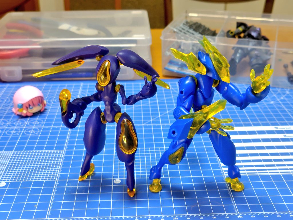 okusato09310's tweet photo. ボークスの展示に一目惚れして、ラビットヴォイドとレオヴォイドのガチャを１回ずつ回してみました。

500円でこのサイズ、デザイン、造形、可動、凄くないですか？
絶対自立しないと思ったのにスタンド無しで立ってるし。すげぇ。
ヤバい、ハマりそう…。

#rabbitvoid
#leovoid https://t.co/NAmrLnVQ7S