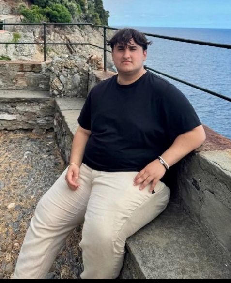 ¿Y la finísima Zopi cómo le hizo?
Calderón no se hincó ante el rey de España.