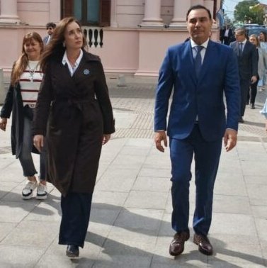 Villarruel Army (@armyvillarruel) on Twitter photo 📍| CORRIENTES
👉🏻 La Vicepresidente <a href="/VickyVillarruel/">Victoria Villarruel</a> ya se encuentra en la ciudad de Corrientes.
Estará presente en el acto conmemorativo en honor al Sargento Juan Bautista Cabral, cuyos restos regresan a su tierra natal, Saladas. 📍| CORRIENTES
👉🏻 La Vicepresidente <a href="/VickyVillarruel/">Victoria Villarruel</a> ya se encuentra en la ciudad de Corrientes.
Estará presente en el acto conmemorativo en honor al Sargento Juan Bautista Cabral, cuyos restos regresan a su tierra natal, Saladas.