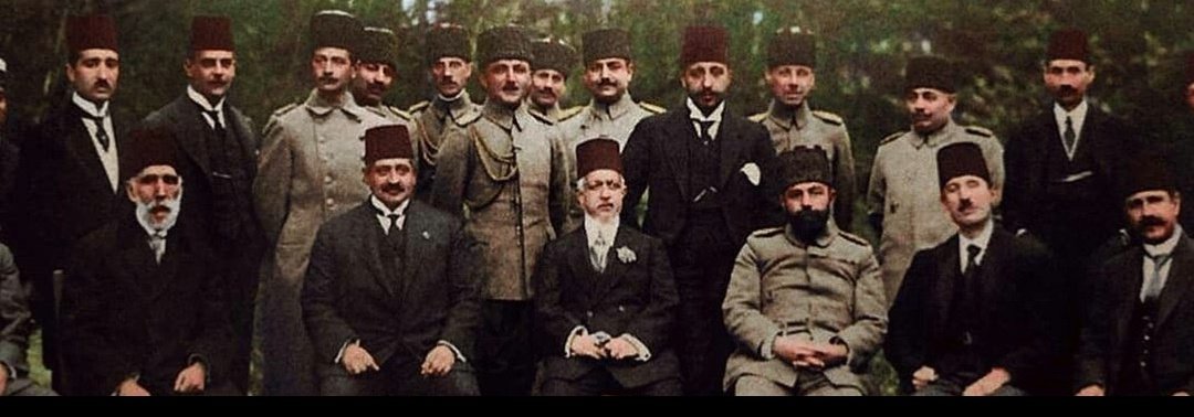 Yetti bu saçma ezberler ya, gerçekten çok sıkıldım. Çocuğun profilinde kullandığı fotoğrafa bakın, başlardaki fesleri ve kalpakları atınca kalanların hepsi "Batılıların giyimi" oluyor. E ama Osmanlı İmparatorluğu'nun son yılları bu?!

"Kurtuluş Savaşı verdik ama Batı'nın giyimini