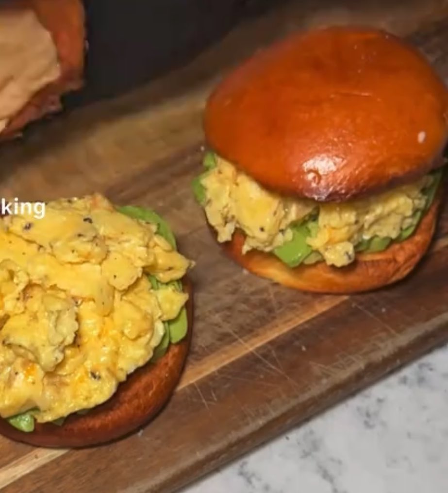 trend_foodh's tweet photo. ثريد الذ واشهى ساندوتشات مبتكره ومميزه  سهله ولذييييذه 🥬🥗🥪🥖🍞🧈 https://t.co/KNNXgYhrBB