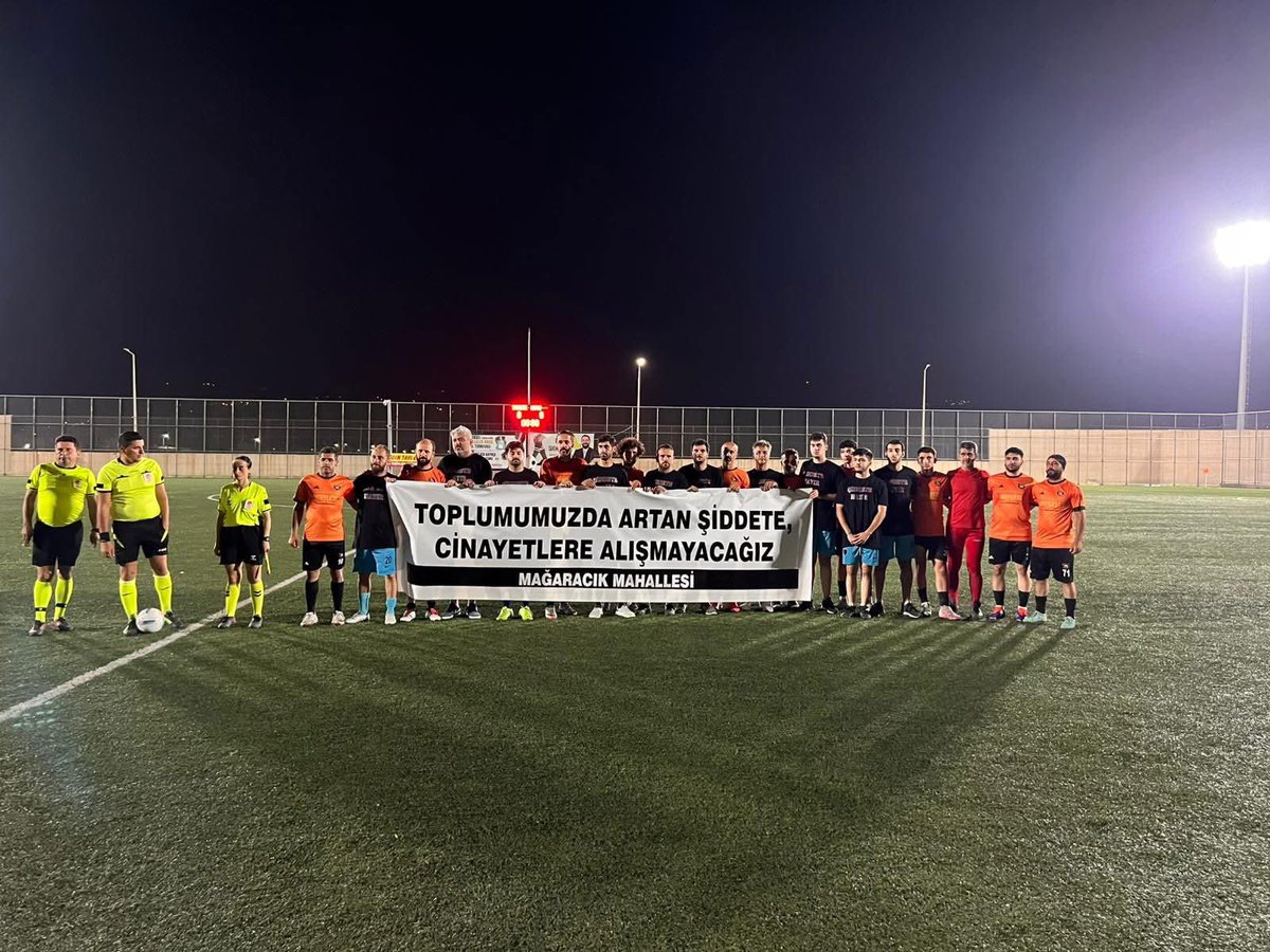 Samandag mahalleler  arasi futbol turnuvasindan kadin cinayetlerine tepki olarak turnuvadan cekilen magaracik mahallesi takimi pankartla ve siyah tisortlerle sahada tepkisini gosterdi samandagimizin  sidetsiz cinayetsiz kardesce yasamalarini temeni ederek sahadan ayrildi