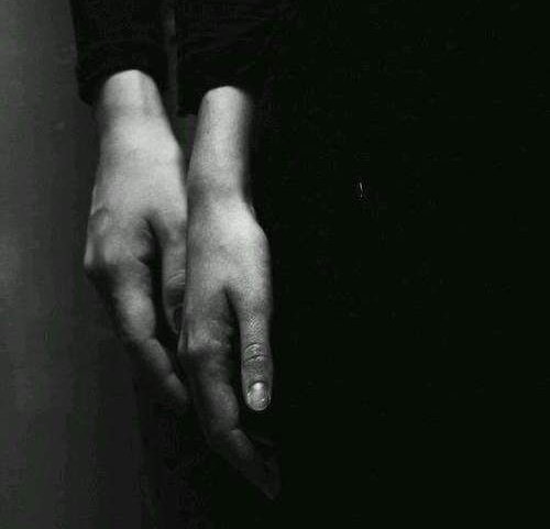 Ben kelimlerin ağında kıvranan yüzgeç,
Sen göğsüne beni yatıran sevinçli o tekne.
Soluk soluğa anlık bi diken üstü vuslat,
Salınmadan dalgaya, uzaklaştıkça ölesim var.