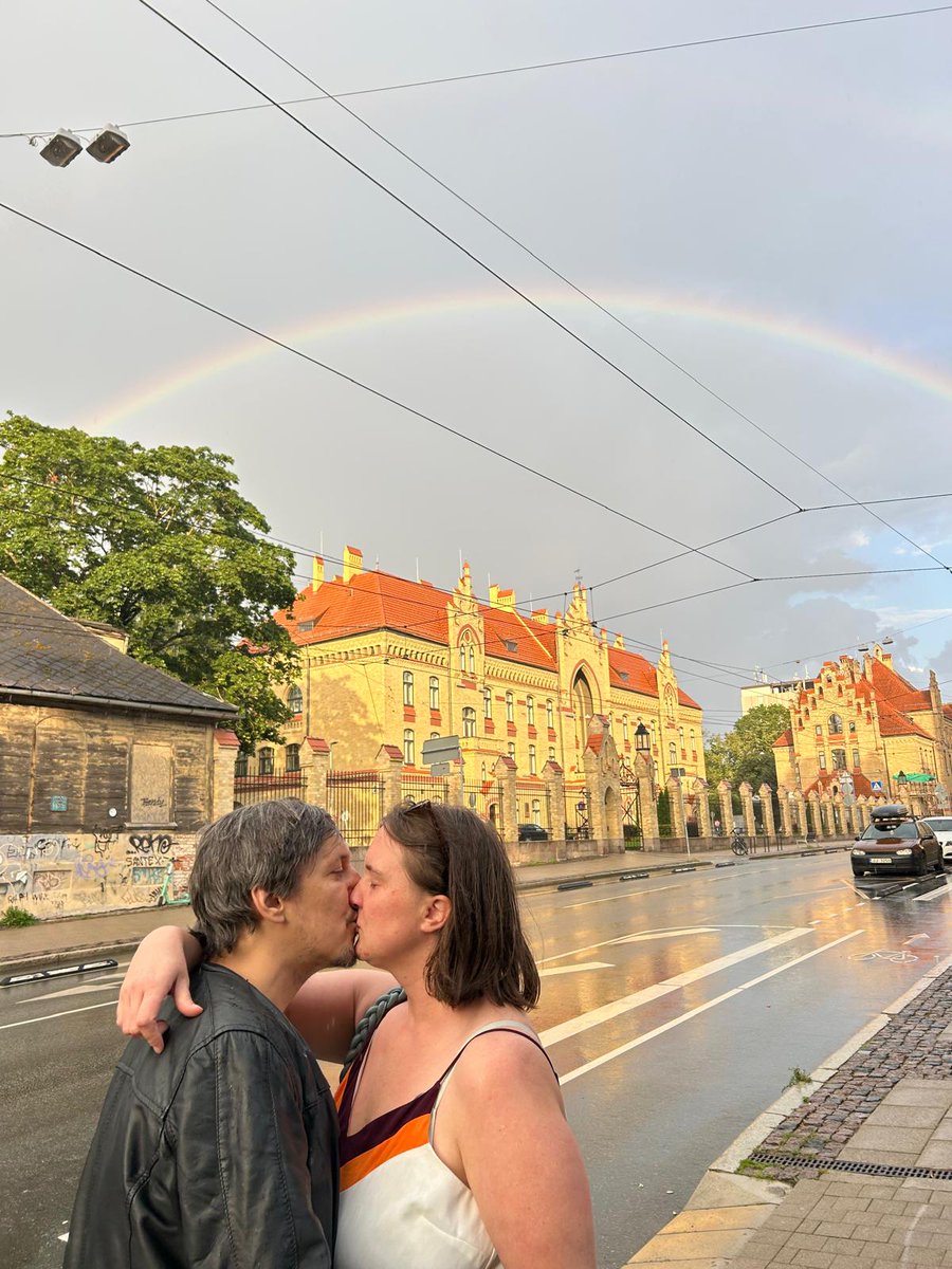 Simtiem, simtiem, simtiem krāsās laistās / Simtiem krāsās laistās mūsu varavīksne 😊