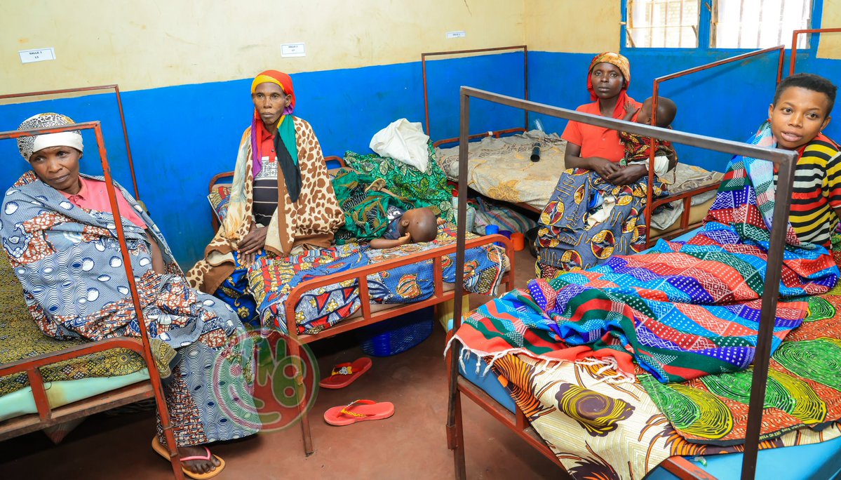 Intumwa Burundi (@intumwanews) on Twitter photo Un geste de cœur du Président <a href="/GeneralNeva/">SE Evariste Ndayishimiye</a> à #Kibimba : l'humanité en action.
À Kibimba, les familles hospitalisées en situation difficile ont reçu un soutien précieux grâce à une initiative de solidarité locale impulsée par le Président du Burundi. Ce vendredi, le Chef de Un geste de cœur du Président <a href="/GeneralNeva/">SE Evariste Ndayishimiye</a> à #Kibimba : l'humanité en action.
À Kibimba, les familles hospitalisées en situation difficile ont reçu un soutien précieux grâce à une initiative de solidarité locale impulsée par le Président du Burundi. Ce vendredi, le Chef de