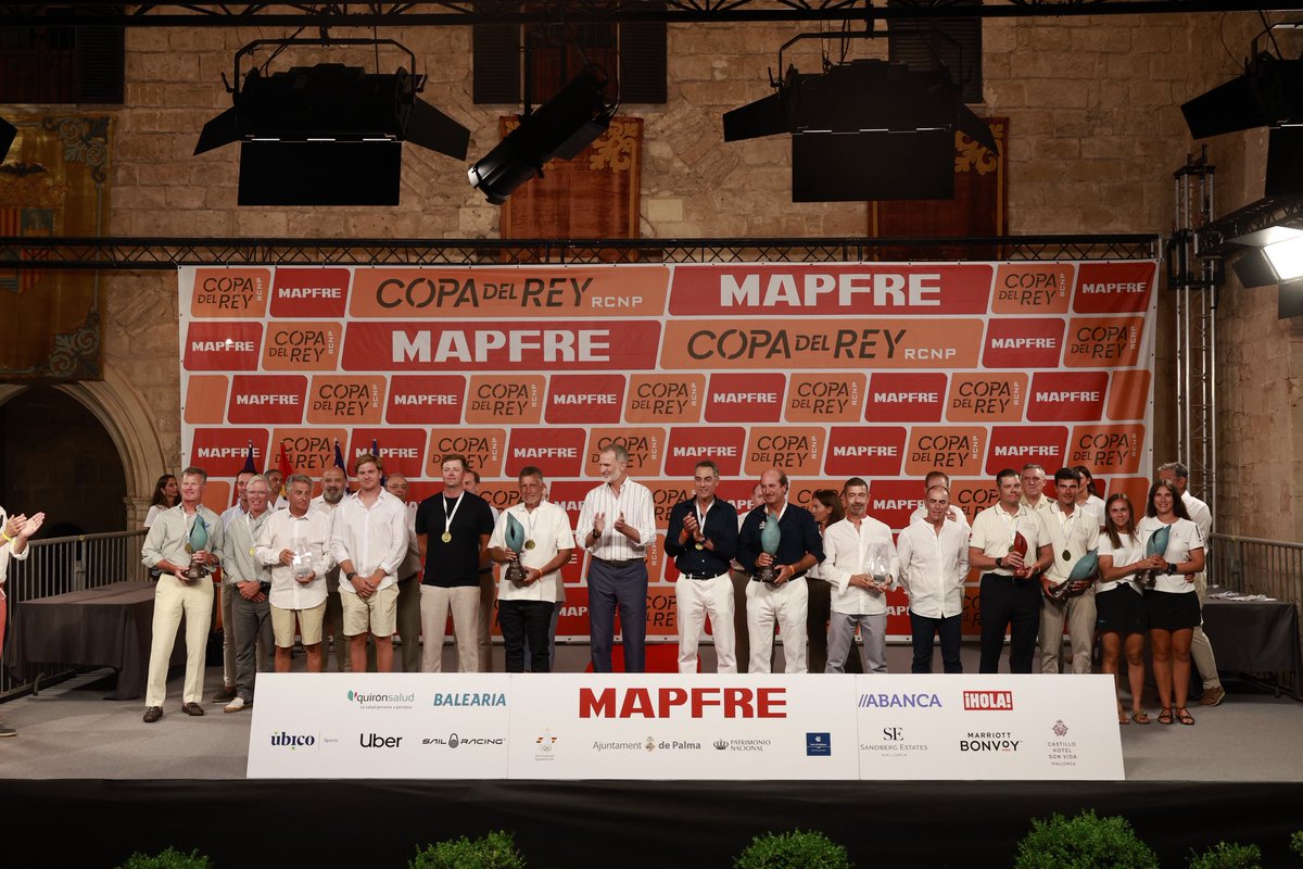 El Rey, junto a los armadores y patrones de los equipos vencedores en la "43ª Copa del Rey-Mapfre". 

¡Enhorabuena a todos!  #CopaReyMAPFRE

➡️casareal.es/ES/Actividades…