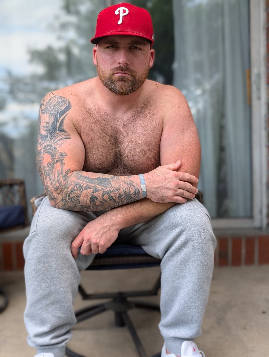 This big muscular body makes you weak doesn’t it? Send before you goon #muscleworship #musclefetish #musclesub #musclemaster #bicep #muscleflex #bicep #subtomuscle #musclesubmission #bicepflex #musclealpha #musclegod #ownerofsubs #cashmaster #findom #Alpha #findomALPHA