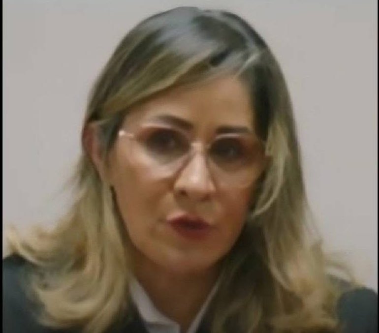 La juez de las FARC Sandra Heredia en vez de garantizarle al presidente <a href="/AlvaroUribeVel/">Álvaro Uribe Vélez</a> el debido proceso y proteger sus derechos como ciudadano lo que hizo fue burlarse en su cara de él y de su familia. Está actitud de un Togado en otro país tumbaría la condena de Ipso-Facto.