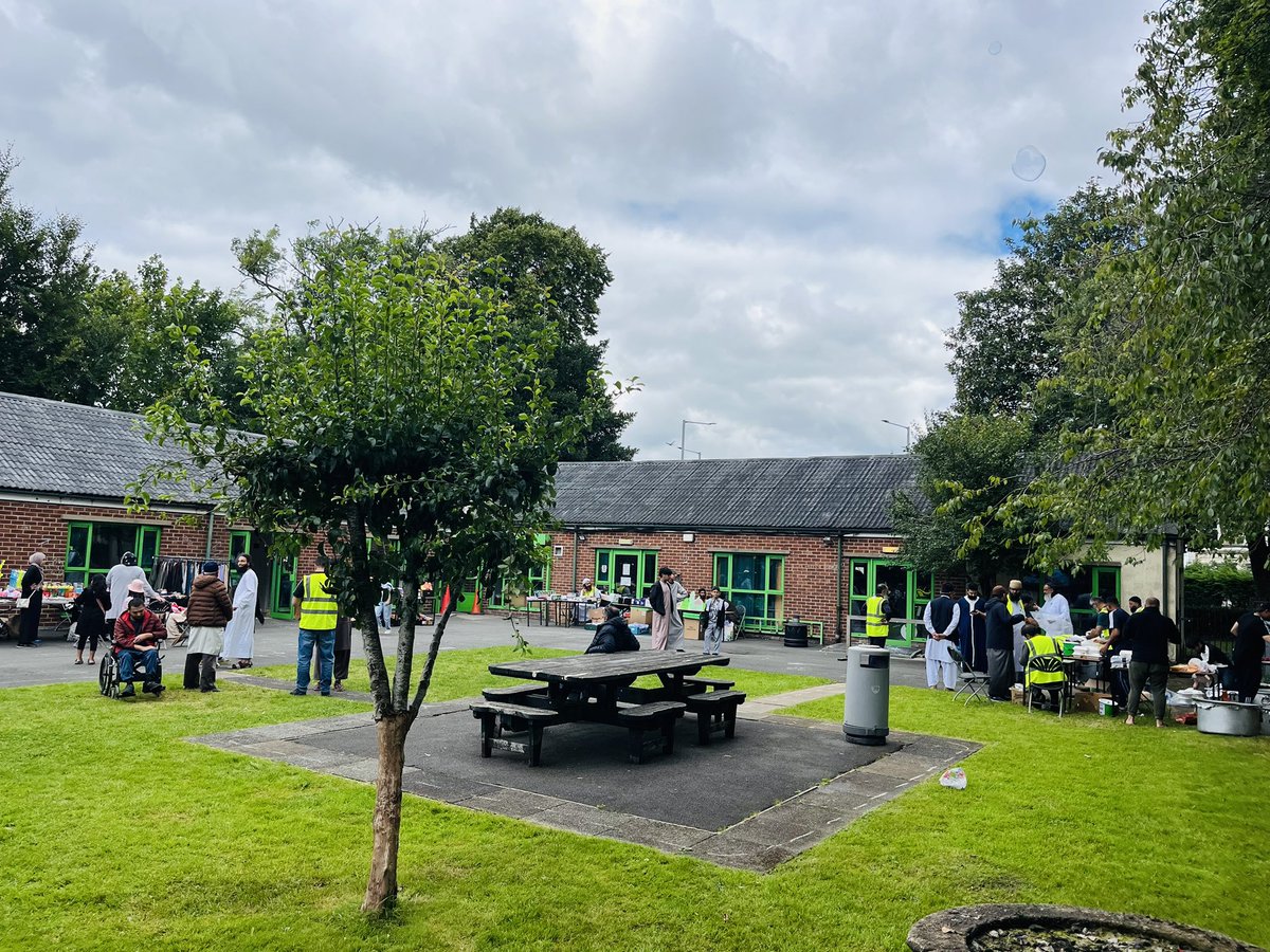 martynrolly's tweet photo. Lovely morning @Cbecketts23 with @Suleman_Sarwar7 discussing community issues. ASB has reduced since @prestonlabour council installed cctv at Deepdale Enclosure, more work to do to develop the centre and support the community. https://t.co/iuk4bOX72V