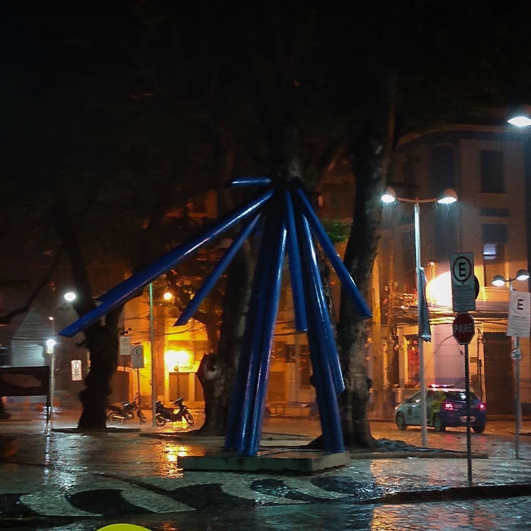 Até mesmo debaixo de uma chuva casual, o Recife deixa transparecer a sutil beleza que se destaca apesar dos seus contraditórios contextos urbanos.

Olhares críticos sobre o Recife

Instagram: @jgnfotos