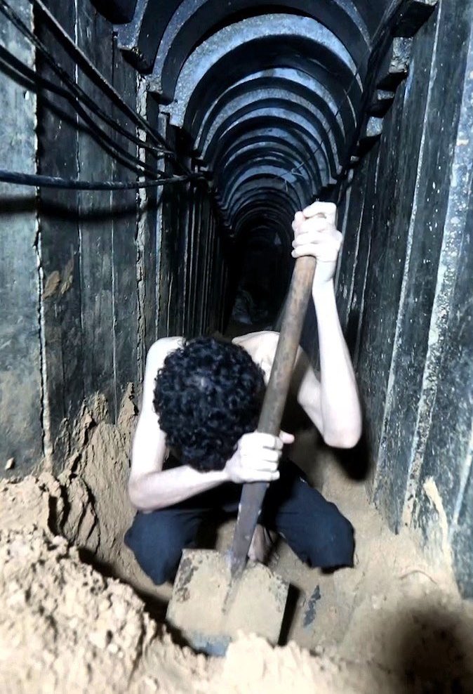 IDF-Geisel Avitar David:

⭕ „Seit Tagen nichts gegessen – meine Entführer teilten sogar ihr eigenes Essen mit mir.“

⭕ „Netanjahu hat uns verraten. Israels Versprechen waren nichts als Lügen.“

⭕ „Ich grabe mein eigenes Grab mit bloßen Händen. Mein Körper bricht zusammen.“