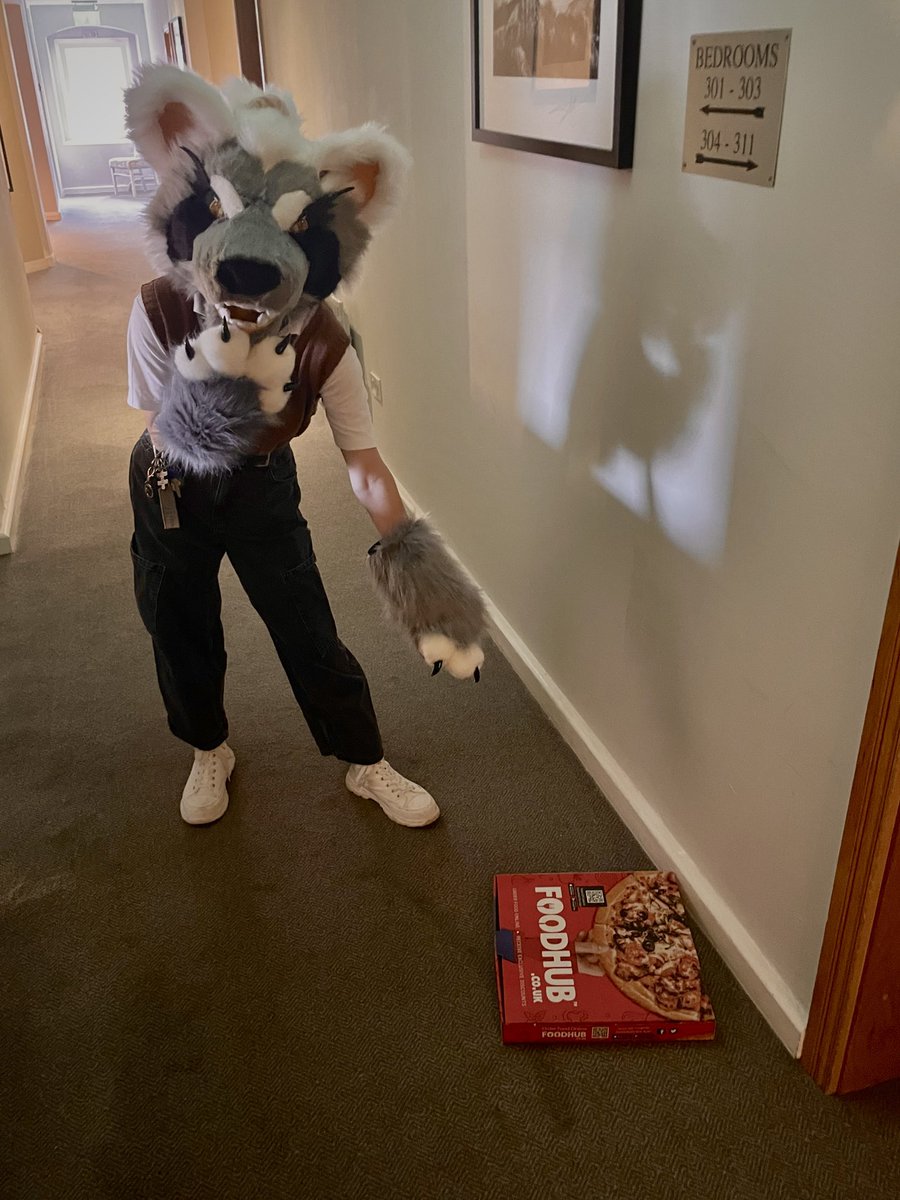 huntertheflooff's tweet photo. Oh! I wonder who left that there~ ;3

#furry #irishfur #irishfurry #fursuit #fursuiter #furries https://t.co/XDxCTypkV2