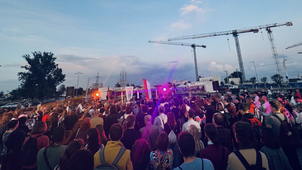 POPiS się nie zmieni. Będą nas zamęczać tą swoją pustą wojenką, bo nic innego ich nie interesuje. Oni się nie zmienią. To ich musimy wymienić!

Dzięki za spotkanie, Gdynio!