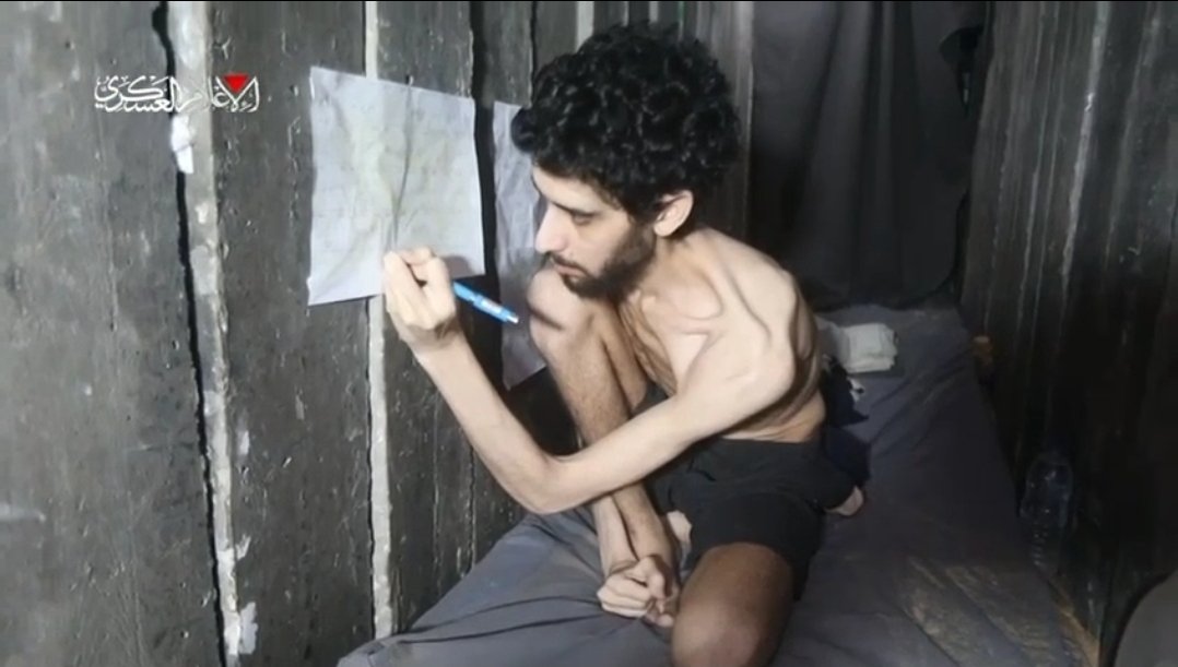 זו לא תמונה מאושוויץ בשנת 1943.
זו תמונה מעזה בשנת 2025 של צעיר ישראלי שנחטף על ידי מחבלים מעזה והוא מוחזק שם בניגוד לרצונו כבר כמעט שנתיים. שמו אביתר.