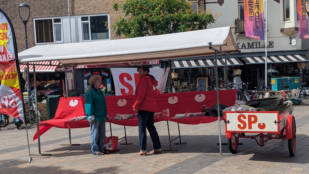'Doe toch eens wat aan dat parkeerbeleid ' word je dan meerdere malen toegeroepen vandaag op de markt met <a href="/SPHilversum/">SP Hilversum</a> . Tja, we doen ons best......Was weer een mooie dag. Met <a href="/BiancaVerweij/">Bianca Verweij</a>