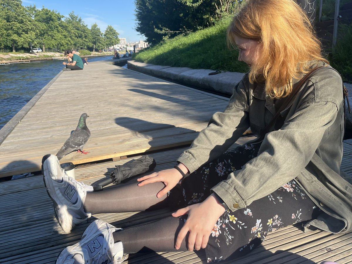 храни господь <a href="/oiku_nappom/">л</a> которая приезжает на остров, кормит меня, красиво фоткает, рассказывает все истории со старой работы и роскошно флиртует с голубями на речке