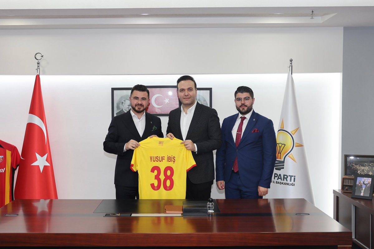 Gençlik Kolları Genel Başkanımız Sayın Yusuf İbiş ve teşkilat mensuplarımız ile birlikte İl Başkanlığımızı ziyaret ederek İl Başkanımız Hüseyin Okandan ile bir araya geldi.