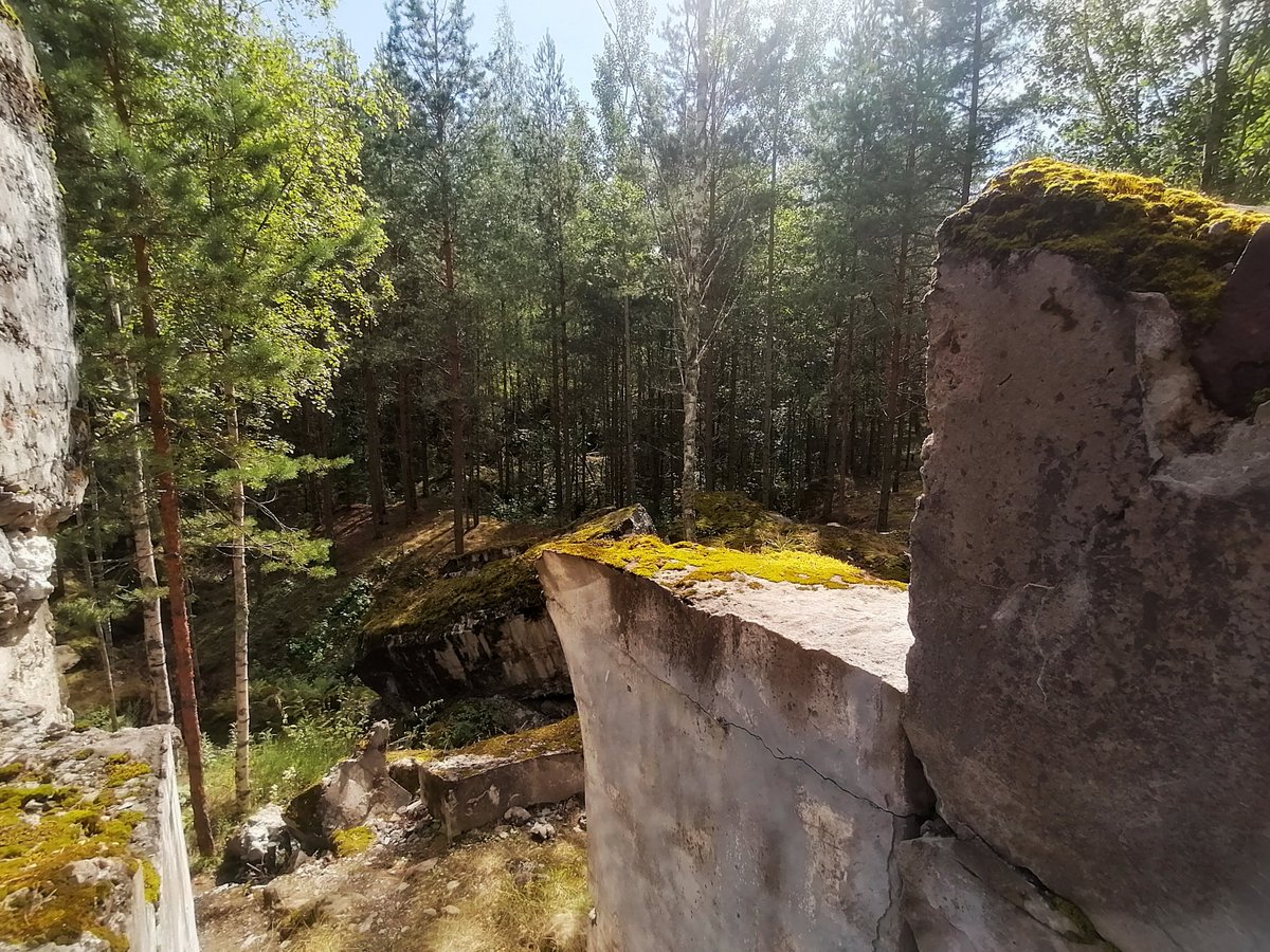 Я в начале дня, замоченный ливнем, за три пизды от города: я больше никогда на это не подпишусь 
Я ближе к концу дня, на руинах разрушенного форта среди замшелых камней: да