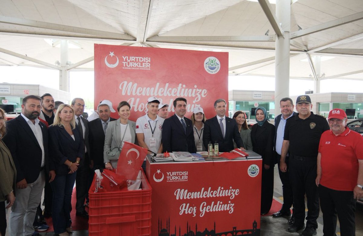 Genel Başkan Yardımcımız Zafer Sırkaya, MKYK üyemiz ve milletvekillerimiz ile birlikte, <a href="/yurtdisiturkler/">YTB</a> standımızı da ziyaret ederek, sınır kapımızdaki vatandaşlarımıza ve misafirlerimize yardımcı olan kıymetli arkadaşlarımızla bir araya geldik kolaylıklar diledik.