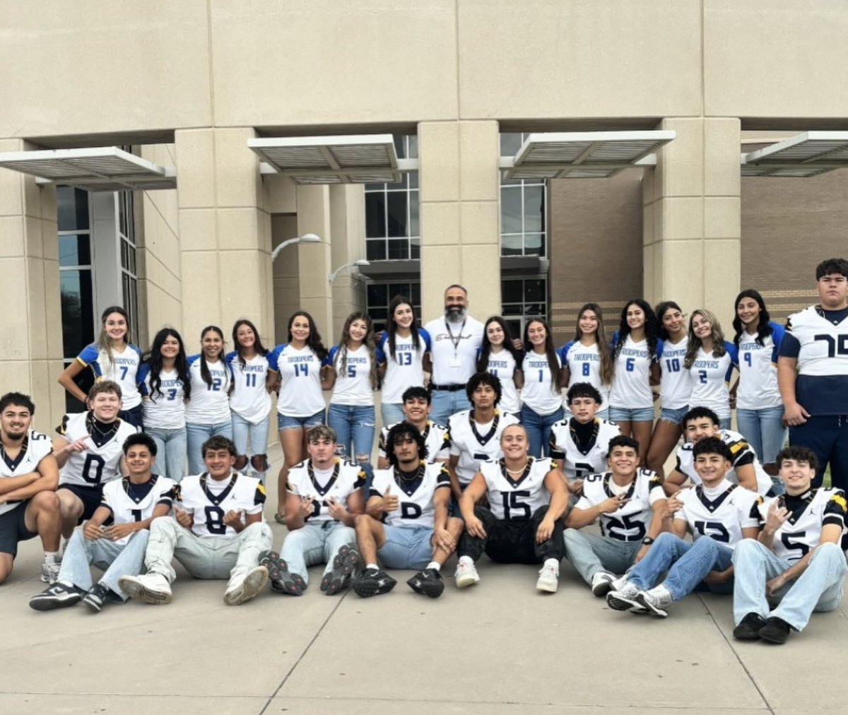 Lyam Araujo (@lyam_araujo) on Twitter photo Went back to Eastwood Middle yesterday to show love to the kids for finishing their first week. Crazy being back now I’m a junior at Eastwood on varsity 🏈 <a href="/EHSCoachLopez/">Julio Lopez</a> <a href="/RobRobledoEHS/">ᖇOᗷ ᖇOᗷᒪEᗪO</a> #EastwoodPride #FAETW Went back to Eastwood Middle yesterday to show love to the kids for finishing their first week. Crazy being back now I’m a junior at Eastwood on varsity 🏈 <a href="/EHSCoachLopez/">Julio Lopez</a> <a href="/RobRobledoEHS/">ᖇOᗷ ᖇOᗷᒪEᗪO</a> #EastwoodPride #FAETW