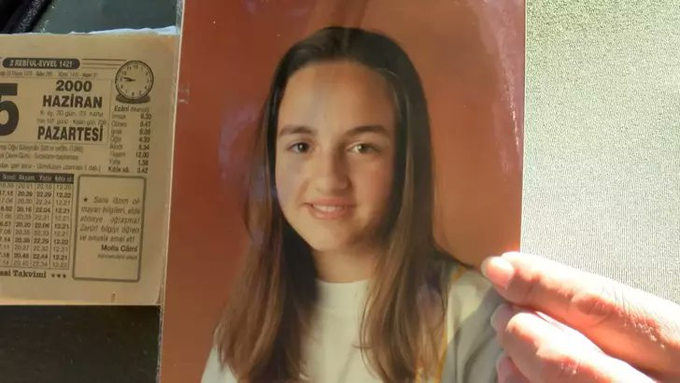 DembhrDmr's tweet photo. 2000 yılında İstanbul Şişli'deki evinde öldürülen lise öğrencisi Çağla Tuğaltay'ın dosyası yeniden açıldı.

Olay yerinde bulunan parmak izleri ve kızın tırnaklarında bulunan DNA, 196 ülkenin arşivinde aranacak.

Örnekler Interpol'e gönderildi.
#ÇağlaCinayetiKapanmasın https://t.co/z5QW99GQZI