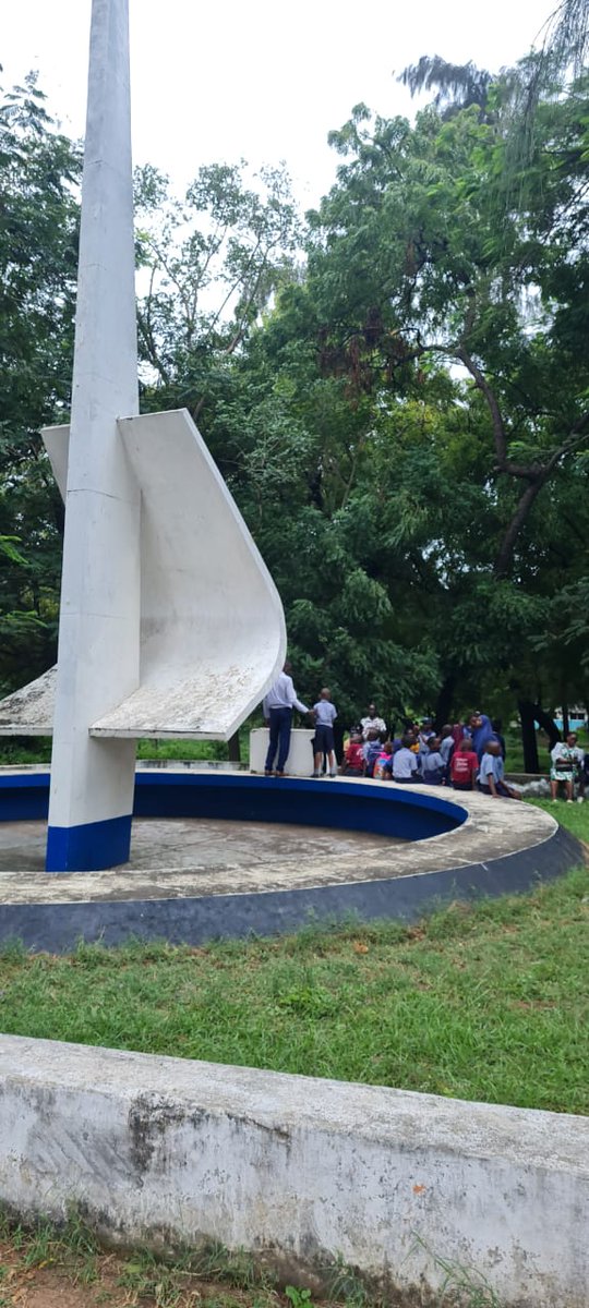 Some students visited the Seafarers Monument today, one of Malindi’s lesser-known gems.

It honours Prince Henry the Navigator, Vasco da Gama, the Sultan of Malindi, and pilot Ahmad Ibn Majid.

A small monument with a big story

#SeafarersMonument #MalindiHeritage