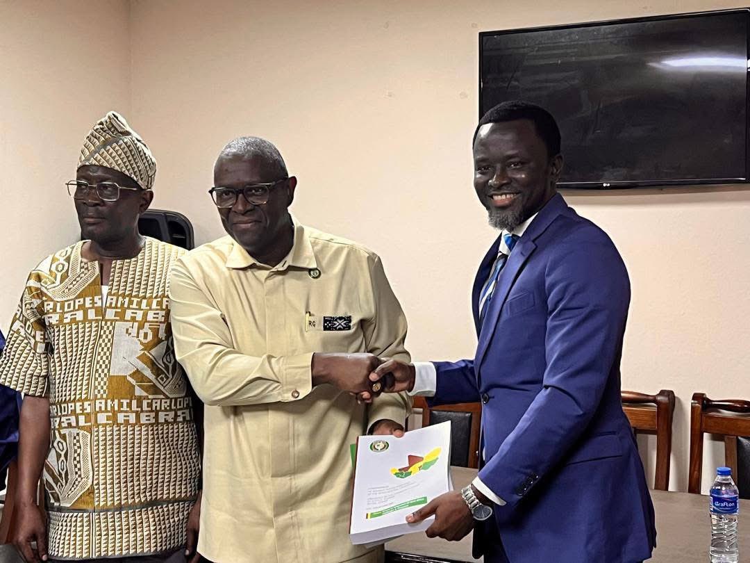 human_sierra's tweet photo. We had a great engagement with the President and delegation of the ECOWAS Court of justice. Our meeting discussed collaboration for the good of human rights protection and promotion in the subregion. @ecowascourt @UNDPSierraLeone https://t.co/wLKA7yl5eD
