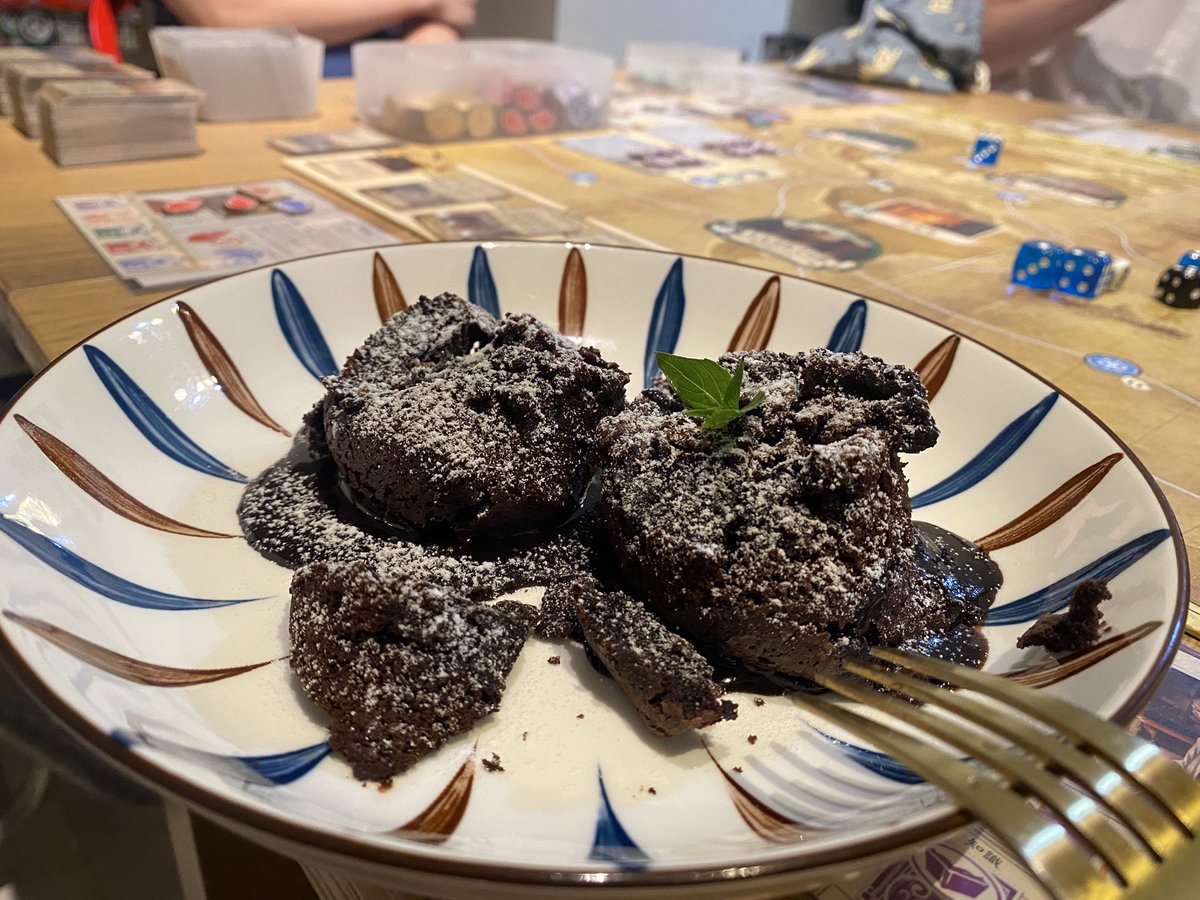 又來到跟合宿一樣的時間還沒睡（？
打了一晚上的桌遊又吃到tp 特製熔岩蛋糕
我是快樂冠軍୧⃛(๑⃙⃘⁼̴̀꒳⁼̴́๑⃙⃘)୨⃛

下次不騎車惹
我也要喝bt 調的酒_(´ཀ`」 ∠)_