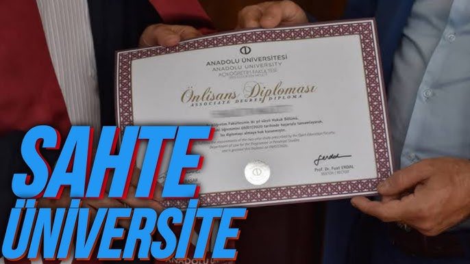 brctv12's tweet image. Bu sahte diploma olayı ört bas edilecek belli ki‼️

Neden biliyor musunuz❓

Hangi bakanlık açıklayacak❓

Asıl SKANDAL şu‼️‼️

Devletin iki resmi kurumu YÖK ve E-Devlet sistemlerine bu bilgiler nasıl girildi❓

Ankara Cumhuriyet Başsavcılığı’nın iddianamesine göre; bir çete,…