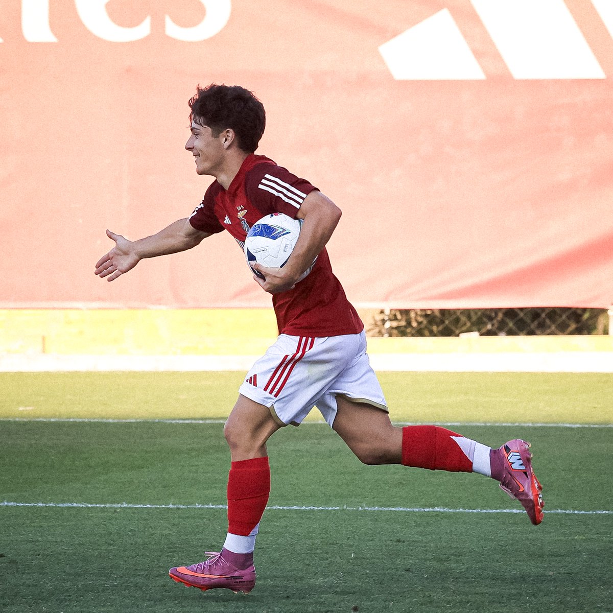 O SL Benfica 'B' empatou 1-1 com Casa Pia AC, no sétimo jogo de pré-época. Gonçalo Moreira marcou o golo.
